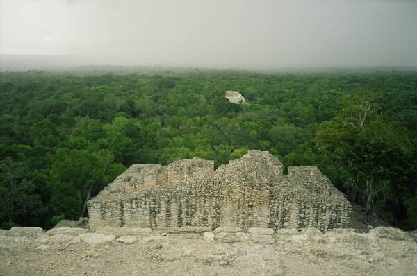 24. September: Nach mehrere Stunden Meditation - Aussicht auf Gewitterzone hchster Pyramide in Calakmul