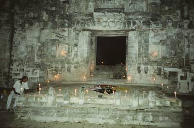 Tempel in Chicanna mit Carolinas und Martinas Geburtstagskerzen am 26. September 2003