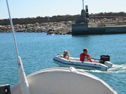 Mit dem Dingy im Hafen fahren